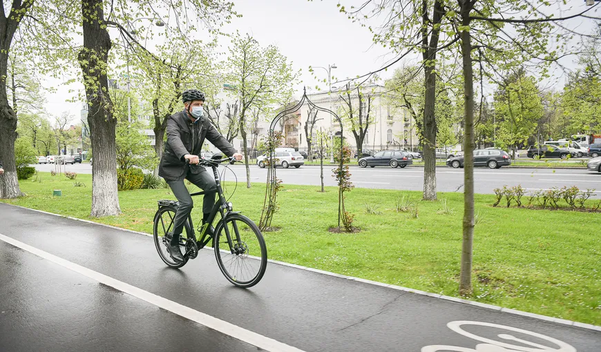 Cu ce bicicleta a mers Klaus Iohannis la Palatul Cotroceni în Vinerea Verde. Preţul ei depăşeşte şase salarii minime