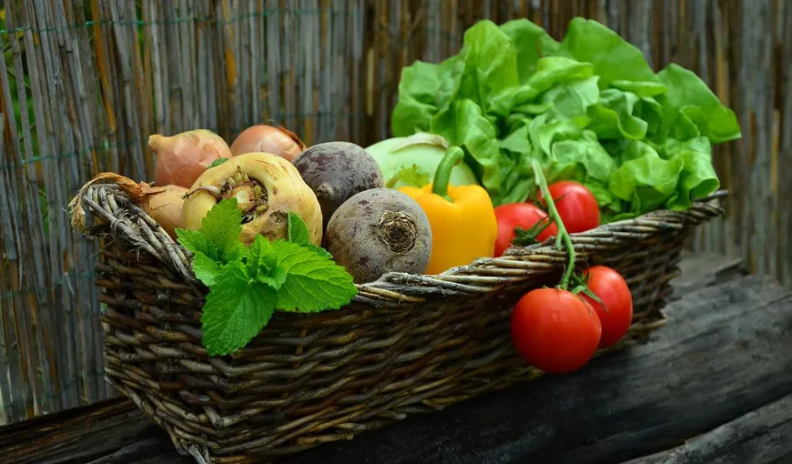Un nutriţionist cunoscut spune secretul alimentelor vindecătoare: ”Am văzut mii de pacienți care s-au vindecat de boli cronice, au slăbit fără efort când au consumat anumite fructe și legume”