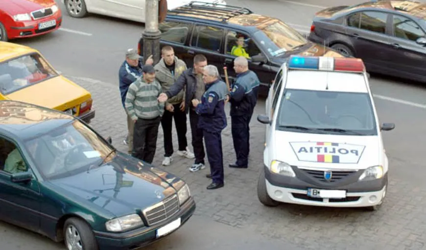 Atac mafiot la Baia Mare. Un poliţist a fost snopit în bătaie în mijlocul străzii, de faţă cu soţia VIDEO