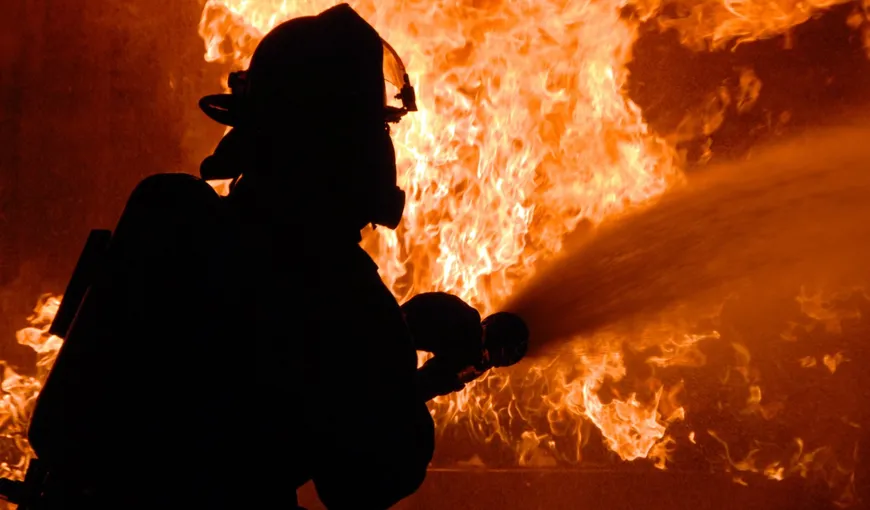 Incendiu violent la o fabrică de mobilă din Reghin. Focul a cuprins mai multe hale şi riscă să se extindă