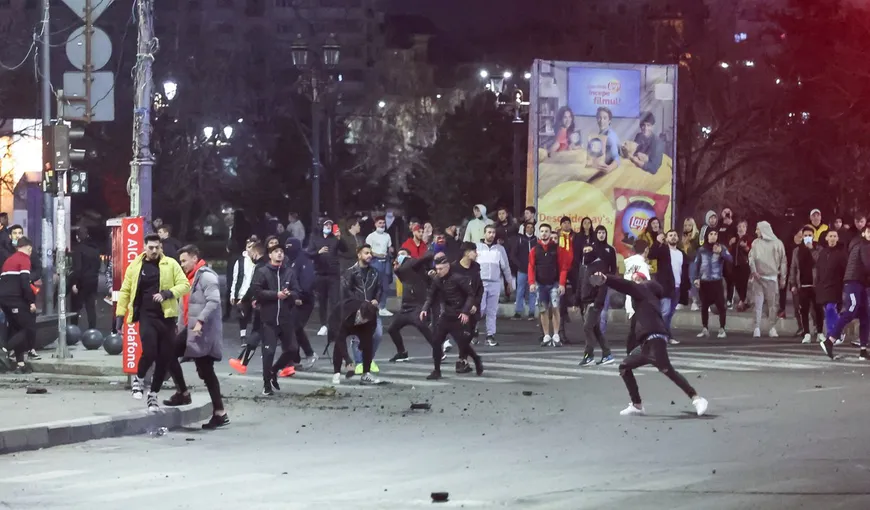 Mărturia unui jandarm rănit la protestul din Bucureşti: „Da, au fost agresivi. Când se termină cuvintele, zboară pietrele”