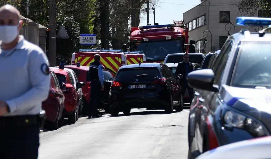 Atac armat într-o secţie de poliţie de la periferia Parisului. O persoană a fost ucisă