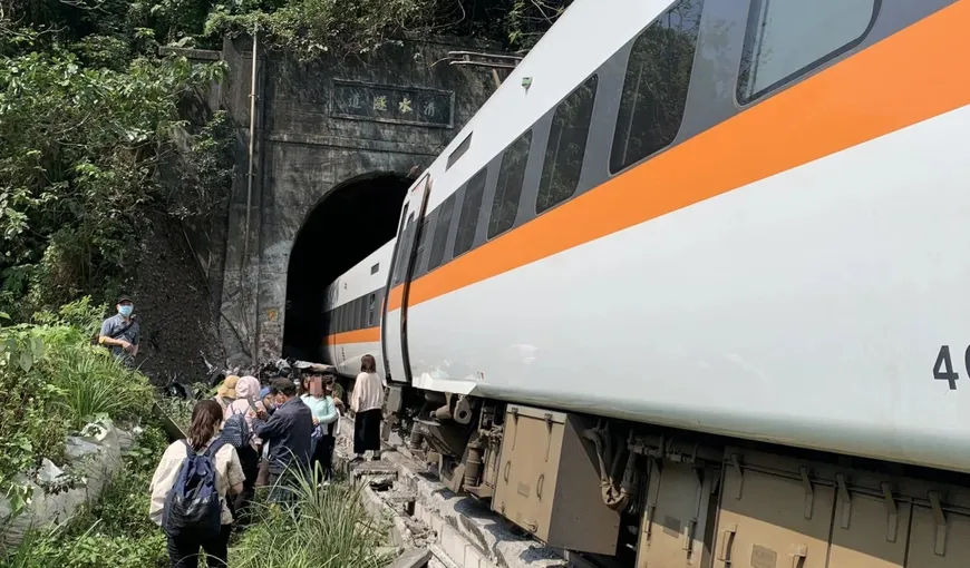 Tren deraiat în Taiwan. Cel puţin 48 de persoane au murit