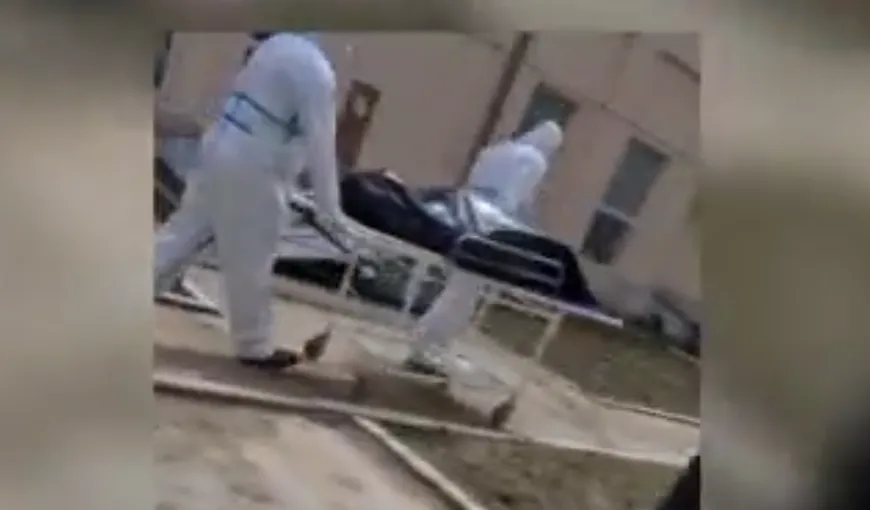 Imagini șocante! Mort purtat cu targa prin curtea Spitalului Colentina VIDEO