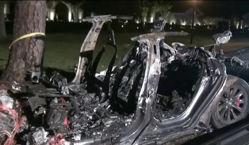 Tesla, implicată într-un accident grav. O maşină fără şofer a luat foc după ce a intrat într-un copac, doi bărbaţi şi-au pierdut viaţa