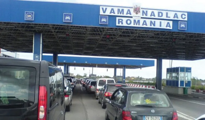 Cozi de kilometri la intrarea în România. Oamenii au aşteptat cu orele în Vama Nădlac să revină acasă
