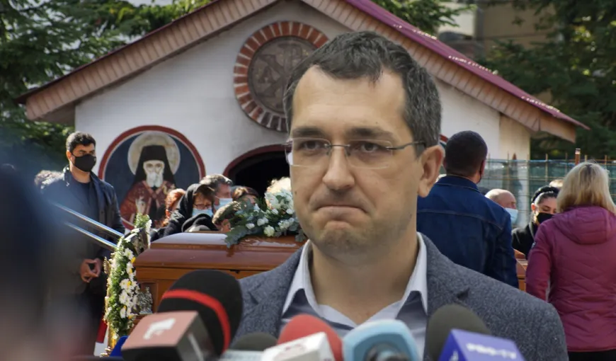 Vlad Voiculescu s-a dat de gol că nu ştie cum sunt înmormântaţi morţii de COVID. Răspunsul ministrului: „Altă întrebare”