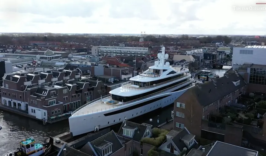 Un yacht de aproape 100 de metri este transportat prin canalele înguste din Olanda. Imagini spectaculoase cu nava uriaşă, printre case VIDEO