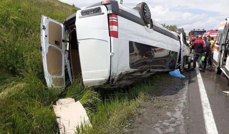 Microbuz răsturnat pe cel mai periculos drum din Cluj. Opt persoane, rănite în urma accidentului
