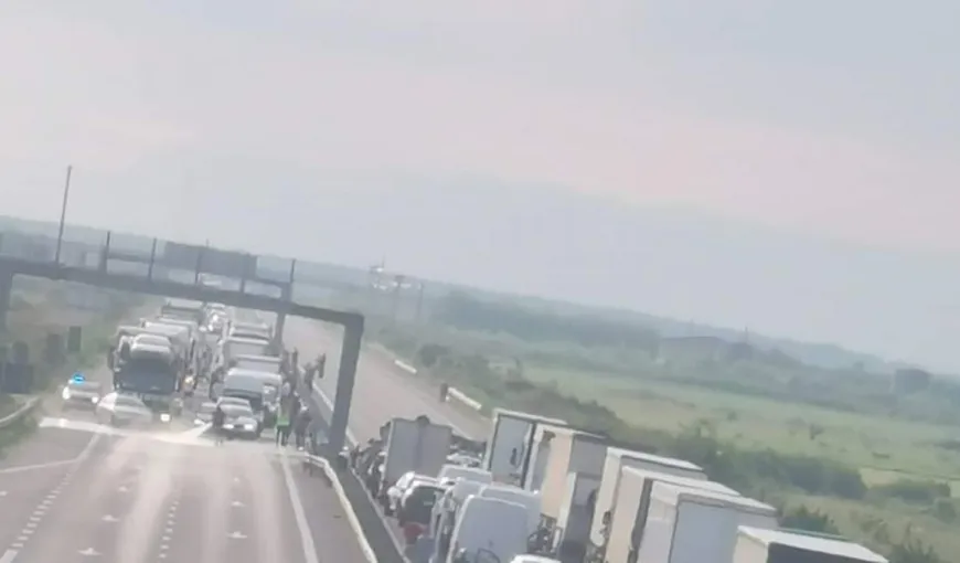Trafic blocat pe Autostrada Bucureşti – Piteşti. Pericol de explozie după ce o dubă care transporta ulei uzat s-a răsturnat
