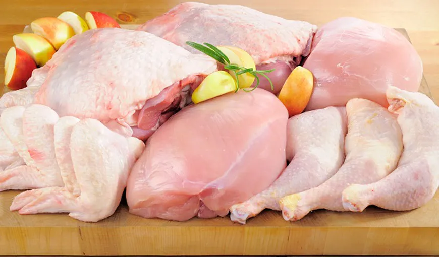 Zece producători de carne de pasăre și patronatul din industrie ar fi limitat voit oferta pentru a crește artificial prețurile