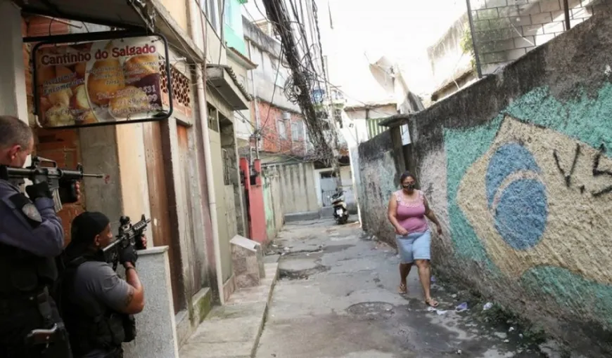 Operaţiune a poliţiei din Rio de Janeiro soldată cu cel puţin 25 de morţi într-o favelă