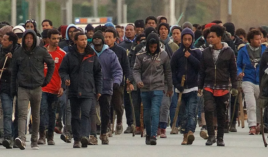 Migranţii ilegali din Calais, Franţa, atacă şoferii de TIR pentru a-i obliga să-i treacă în Marea Britanie