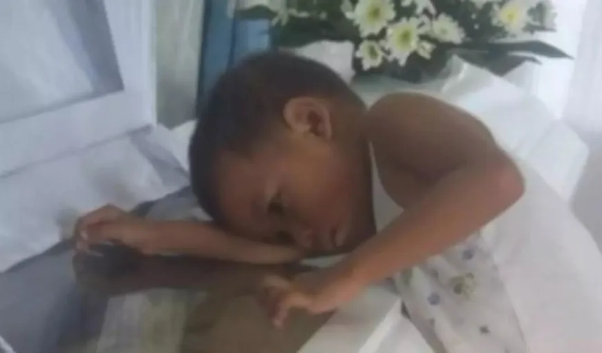 Replica răscolitoare a unui copil la înmormântarea mamei lui: „De ce mama nu mai doarme lângă mine?”