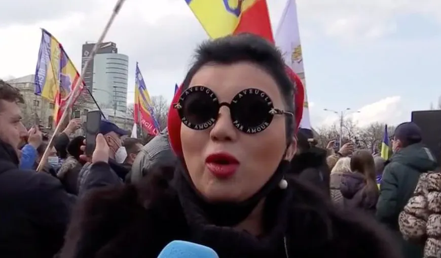 Adriana Bahmuțeanu la protestul împotriva vaccinării copiilor: „Eu nu-i dau crenvurști sau parizer copilului meu, dar îl înțep cu o chestie despre care nu știu ce efecte va avea”