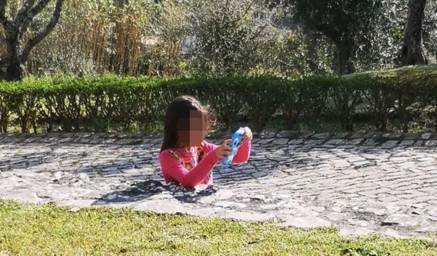 Iluzia optică a fetiței care se scufundă în beton. Ce s-a întâmplat, de fapt