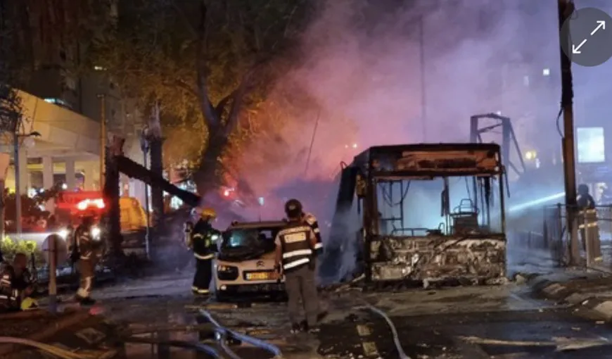 Război în Israel, Hamas a lansat sute de rachete spre Tel Aviv, una dintre ele a lovit un autobuz. Momentul exploziei a fost captat de camere VIDEO