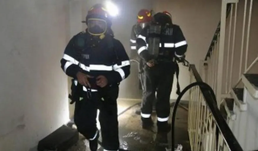 Incendiu într-un bloc de locuinţe din Târgu Mureş. Mai mulţi locatari au ajuns la spital