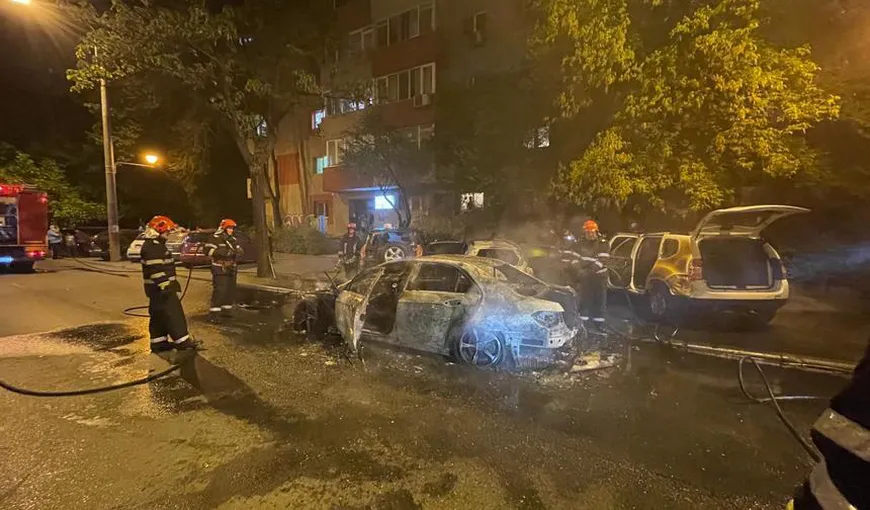 Incendiu puternic în Bucureşti. Patru maşini au ars după ce una dintre ele a luat foc în mers VIDEO