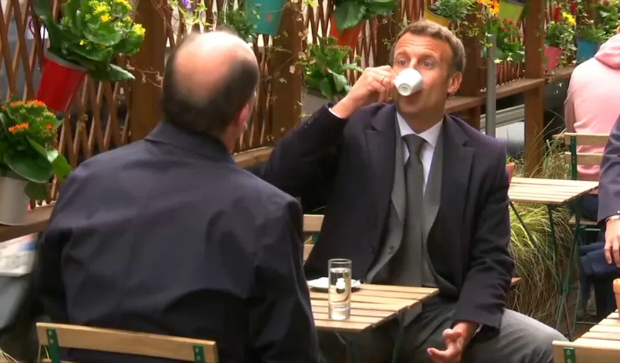 Emmanuel Macron, la cafea pe terasă cu premierul. Franţa a redeschis cafenelele şi a decalat cu două ore interdicţia de circulaţie