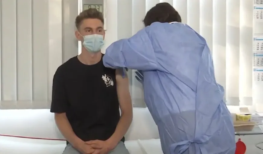 Ministrul Sănătăţii a vaccinat un tânăr de 19 ani: „Câţi ani ai? Eşti încă la liceu?” VIDEO