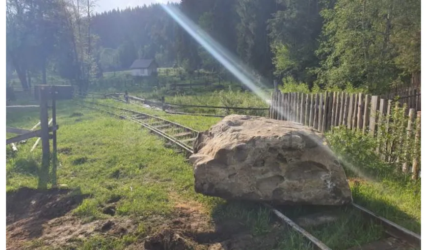 Mocăniţa din Moldoviţa, blocată de localnici cu un bolovan uriaş. Scandal cu turiştii