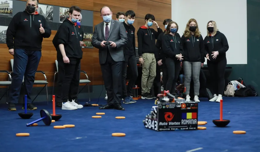 Elevii români din echipa de robotică AutoVortex au luat numai aur la Campionatul Internaţional din Rusia