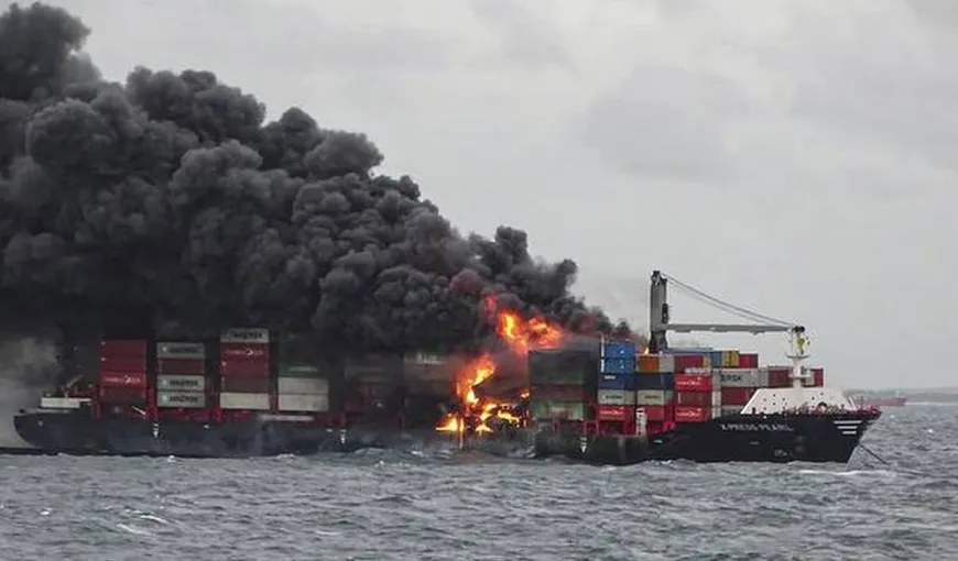 Explozii şi un incendiu de proporţii pe un vas care transportă substanţe chimice şi petrol. Sri Lanka, în pragul unui dezastru ecologic