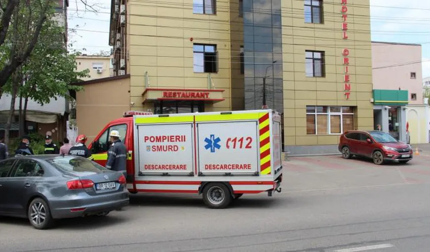 Jandarm înjunghiat în Brăila. Agresorul, un bărbat care ameninţa că se aruncă de la etaj, a fost internat la Psihiatrie