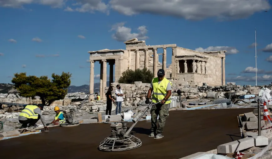 Acropola din Atena, construcție de patrimoniu mondial, pe cale de a fi distrusă într-o manevra de marketing. „E înconjurată de beton și asfalt. Este scandalos”