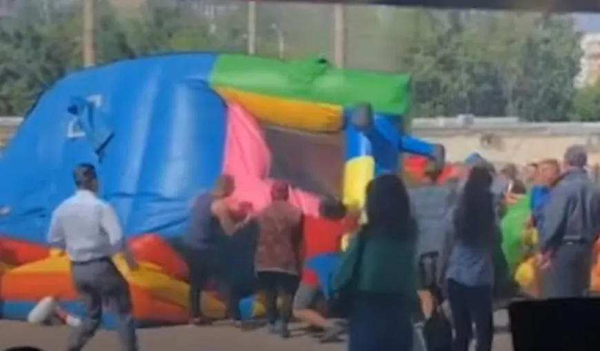 Distracția s-a transformat în groază după o explozie la un loc de joacă. Copiii se zbat între viață și moarte. Imagini terifiante! VIDEO