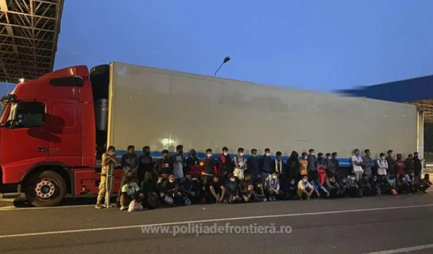 50 de migranți, descoperiți la Frontiera Nădlac, ascunși în remorca unui camion care transporta oase