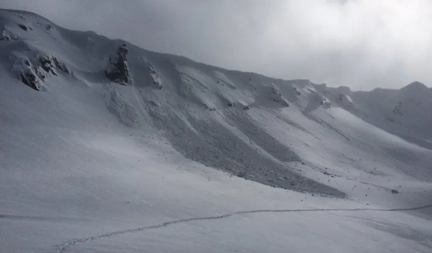 Zăpadă de 5-10 cm în masivele Parâng şi Retezat. Salvamontiştii le recomandă turiştilor să fie prudenţi