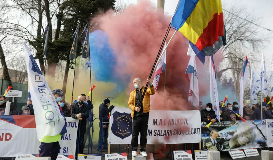 Polițiștii au declanșat scandalul la Cotroceni. Protest cu fumigene în plină stradă