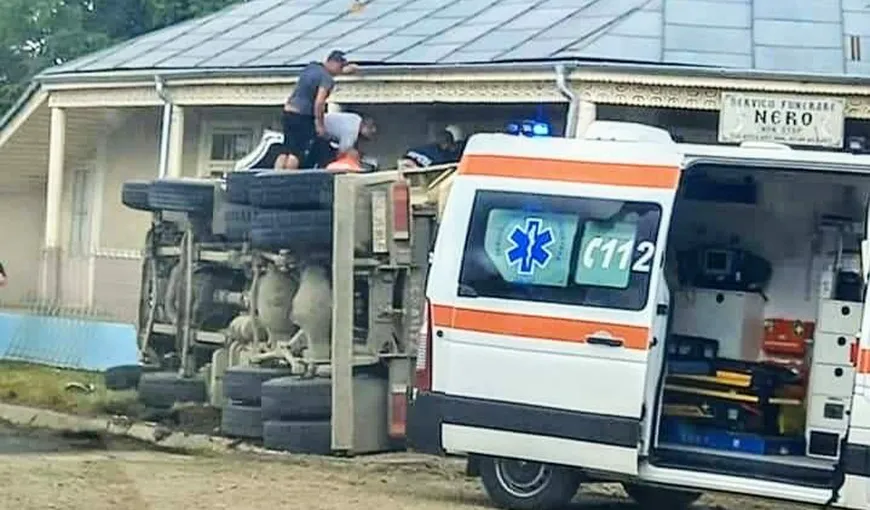 Accident mortal în Galați. Un camion încărcat cu pietriș s-a răsturnat după ce a lovit o troiță