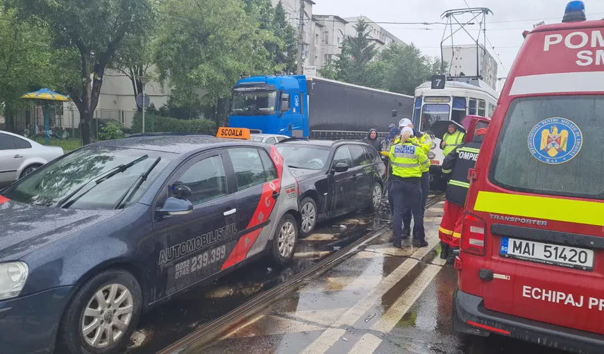 Dezastru rutier! Un șofer drogat a accidentat 15 mașini și un tramvai. Vinovatul a încercat să fugă de la locul accidentul. Imagini de groază