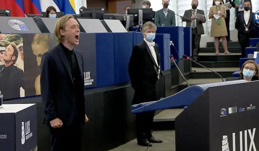 Actorul care a ţipat un minut în Parlamentul European, pentru Belarus. Momentul a devenit viral, toată sala s-a ridicat în picioare VIDEO