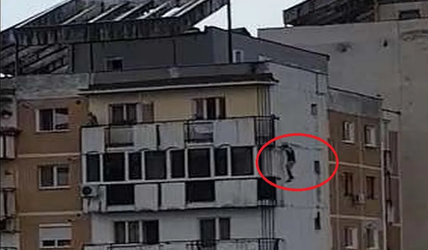 Imaginile zilei vin de la Arad. Un bărbat a fost surprins în timp ce s-a aruncat de la etajul şase al unui bloc. Omul a decedat