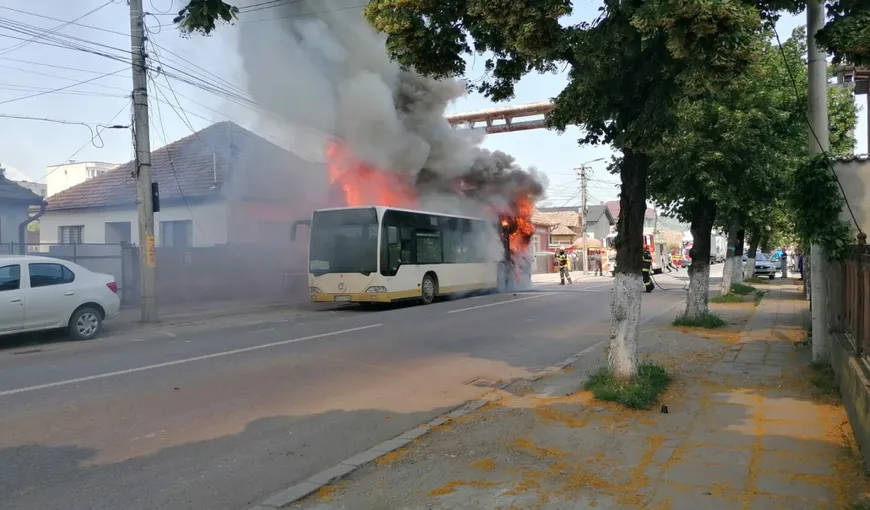 Un autobuz a luat foc în trafic. Toţi pasagerii s-au autoevacuat