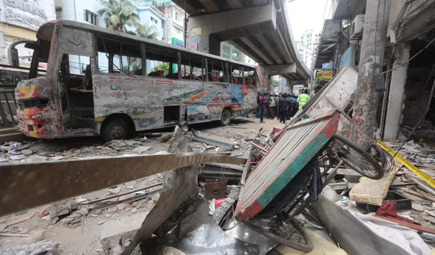 Explozie devastatoare, şapte oameni au murit pe loc. Suflul deflagraţiei a spulberat şi patru autobuze