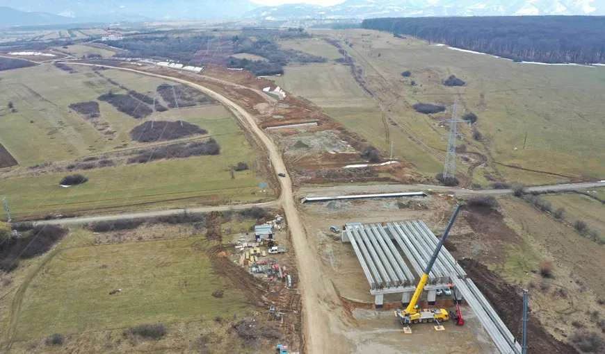 Când va fi gata prima autostradă care va trece munţii în România. Anunţul ministrului Transporturilor