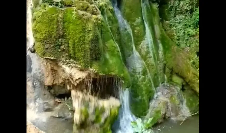 VIDEO cu momentul prăbuşirii unei părţi din cascada Bigăr. Romsilva: „Sunt cauze naturale”