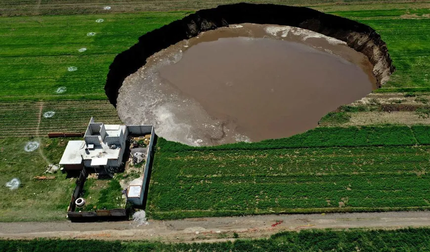 Craterul uriaş, de peste 60 de metri diametru, apărut pe un câmp din Mexic, dă bătăi de cap oamenilor de ştiinţă VIDEO