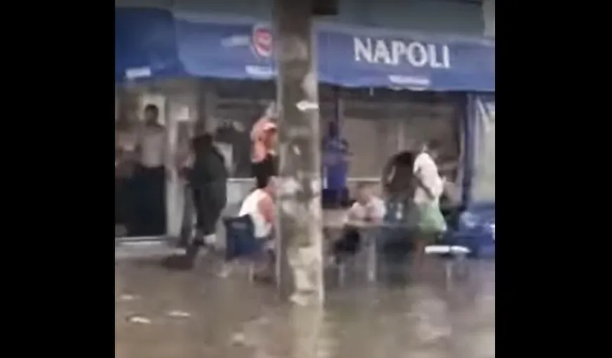 Scenă de Cascadorii Râsului la Galaţi – mai mulţi bărbaţi beau la o terasă inundată, cu apa până la genunchi VIDEO