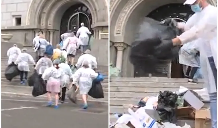 Circ la Primăria Sectorului 1. Protestatarii au aruncat saci întregi cu gunoaie pe treptele instituţiei VIDEO