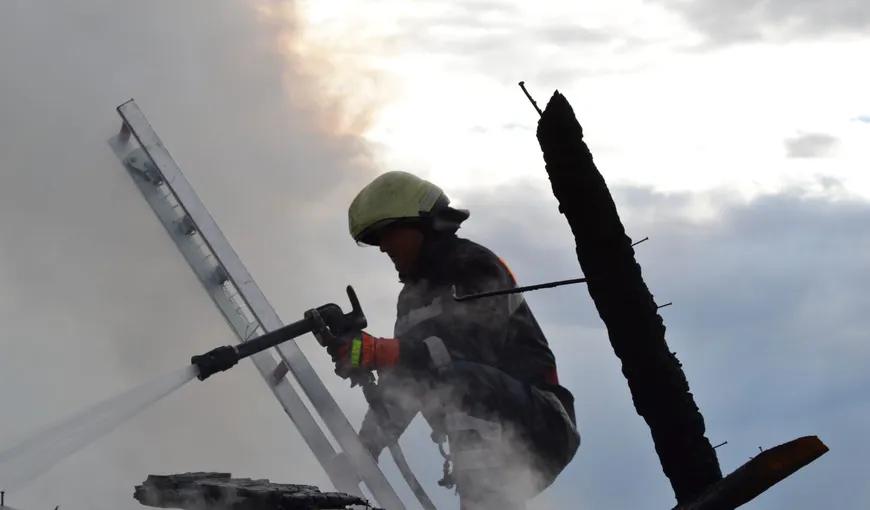 Incendiu devastator în Făgăraş. Un bărbat a murit şi alte trei persoane au fost rănite