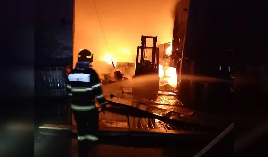 Incendiul de la incineratorul de deşeuri periculoase din Brazi nu a fost stins. Descoperirea terifiantă, făcută de pompieri: „A fost găsită decedată persoana care ar fi pus focul”