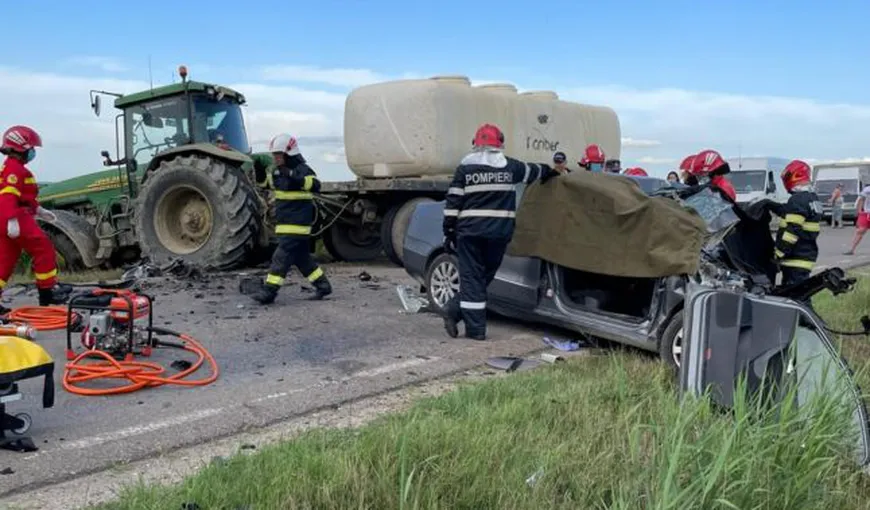 IMAGINI ŞOCANTE O maşină intră într-un tractor la viteza de 160 de km pe oră. Doi oameni au murit pe loc VIDEO
