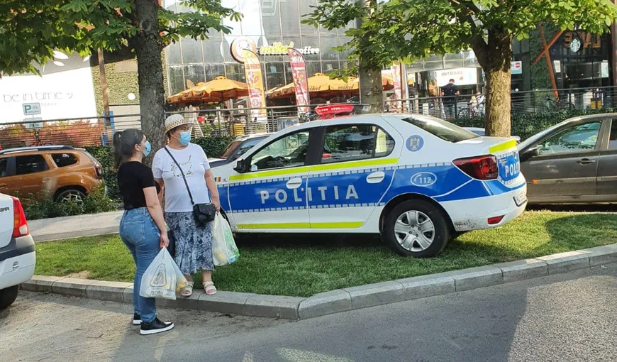 Mesajul lui Robert Negoiţă, după ce o maşină de poliţie a fost parcată pe spaţiul verde. Reacţia Poliţiei: „Pentru a nu bloca traficul””
