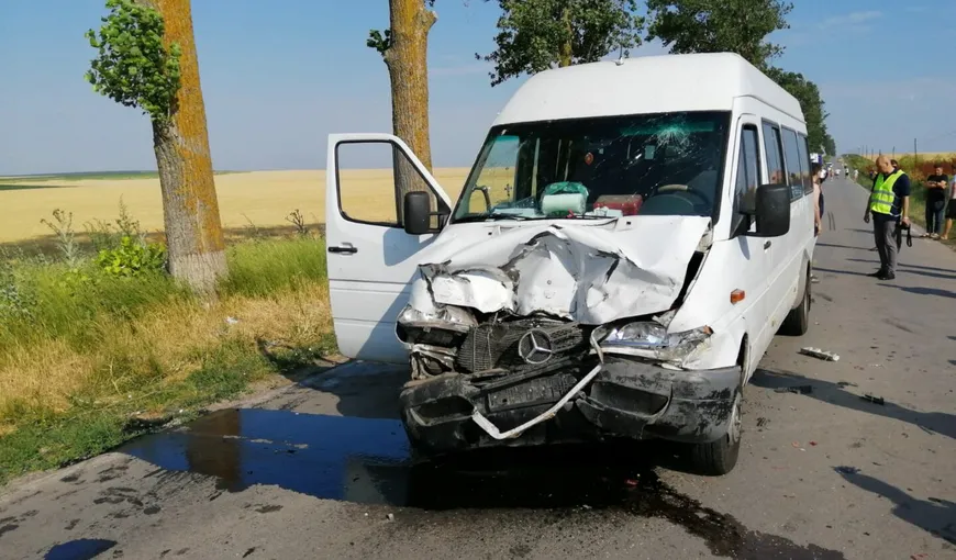 Accident grav cu microbuz şcolar în Dâmboviţa: doi morţi şi nouă răniţi VIDEO